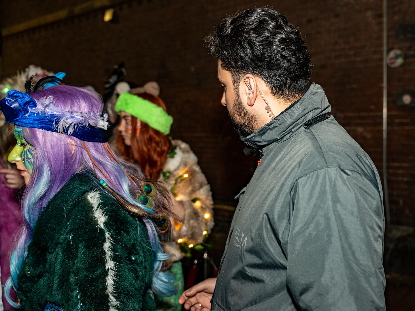 Delta-medewerker houdt toezicht bij een avondevenement